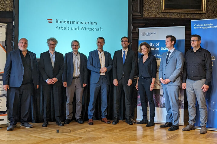 Gruppenbild der Sprecher*innen bei der Eröffnung.