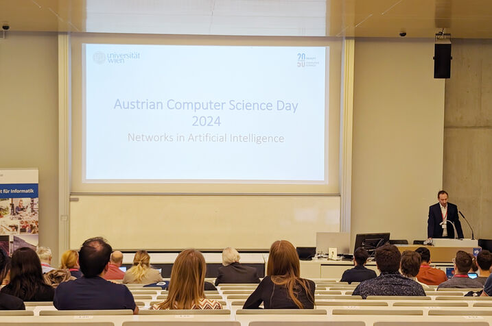 Nils Kriege und das Publikum von hinten bei der Eröffnung des ACSD.