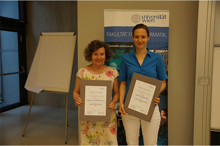 Dr. Katerina Schindlerova und Ass.-Prof. Kathrin Hanauer präsentieren im Hörsaal 1 ihre Urkunden.